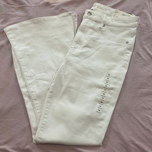 NWT American Eagle super high rise white flared jeans